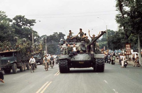 Xe tăng của quân Giải phóng trên đường phố Sài Gòn 30/4/1975. Đây là chiếc xe tăng chiến lợi phẩm quân giải phóng thu được tại Đà Nẵng